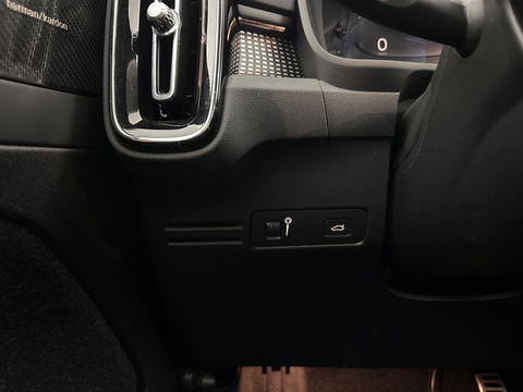 Volvo XC40 Recharge P8 AWD R-Design [ 3-Fase ] {SOH-90%} (INCL-BTW) Aut. *PANO | LEATHER-ALCANTARA | ADAPTIVE-CRUISE | DIGI-COCKPIT | FULL-LED | HARMAN/KARDON | TOPVIEW | NAVI-FULLMAP | ECC | PDC | KEYLESS | HEATED-SPORTSEATS | TOWBAR | 20''ALU*