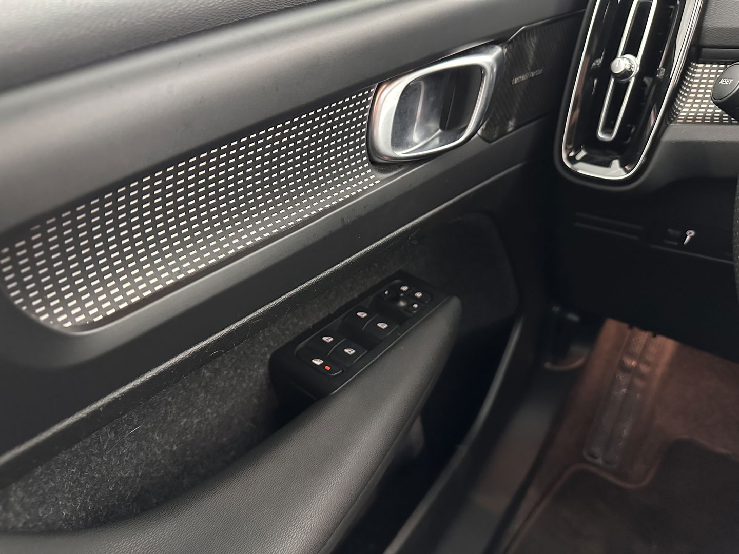 Volvo XC40 Recharge P8 AWD R-Design [ 3-Fase ] {SOH-90%} (INCL-BTW) Aut. *PANO | LEATHER-ALCANTARA | ADAPTIVE-CRUISE | DIGI-COCKPIT | FULL-LED | HARMAN/KARDON | TOPVIEW | NAVI-FULLMAP | ECC | PDC | KEYLESS | HEATED-SPORTSEATS | TOWBAR | 20''ALU*