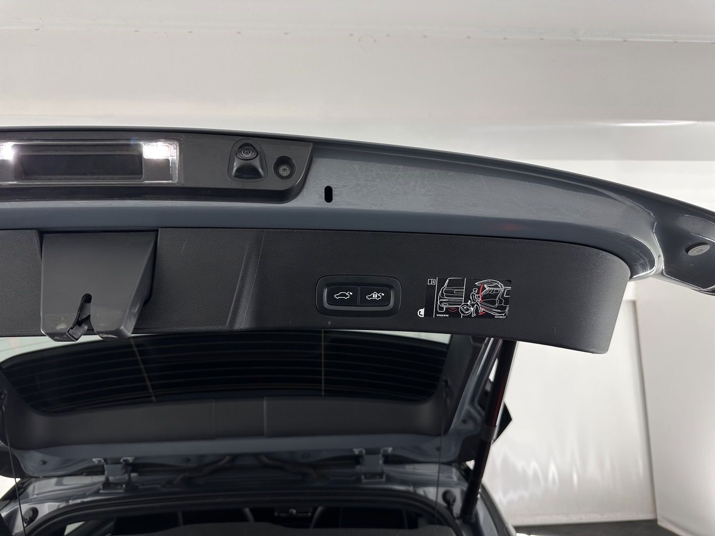 Volvo XC40 Recharge P8 AWD R-Design [ 3-Fase ] {SOH-90%} (INCL-BTW) Aut. *PANO | LEATHER-ALCANTARA | ADAPTIVE-CRUISE | DIGI-COCKPIT | FULL-LED | HARMAN/KARDON | TOPVIEW | NAVI-FULLMAP | ECC | PDC | KEYLESS | HEATED-SPORTSEATS | TOWBAR | 20''ALU*