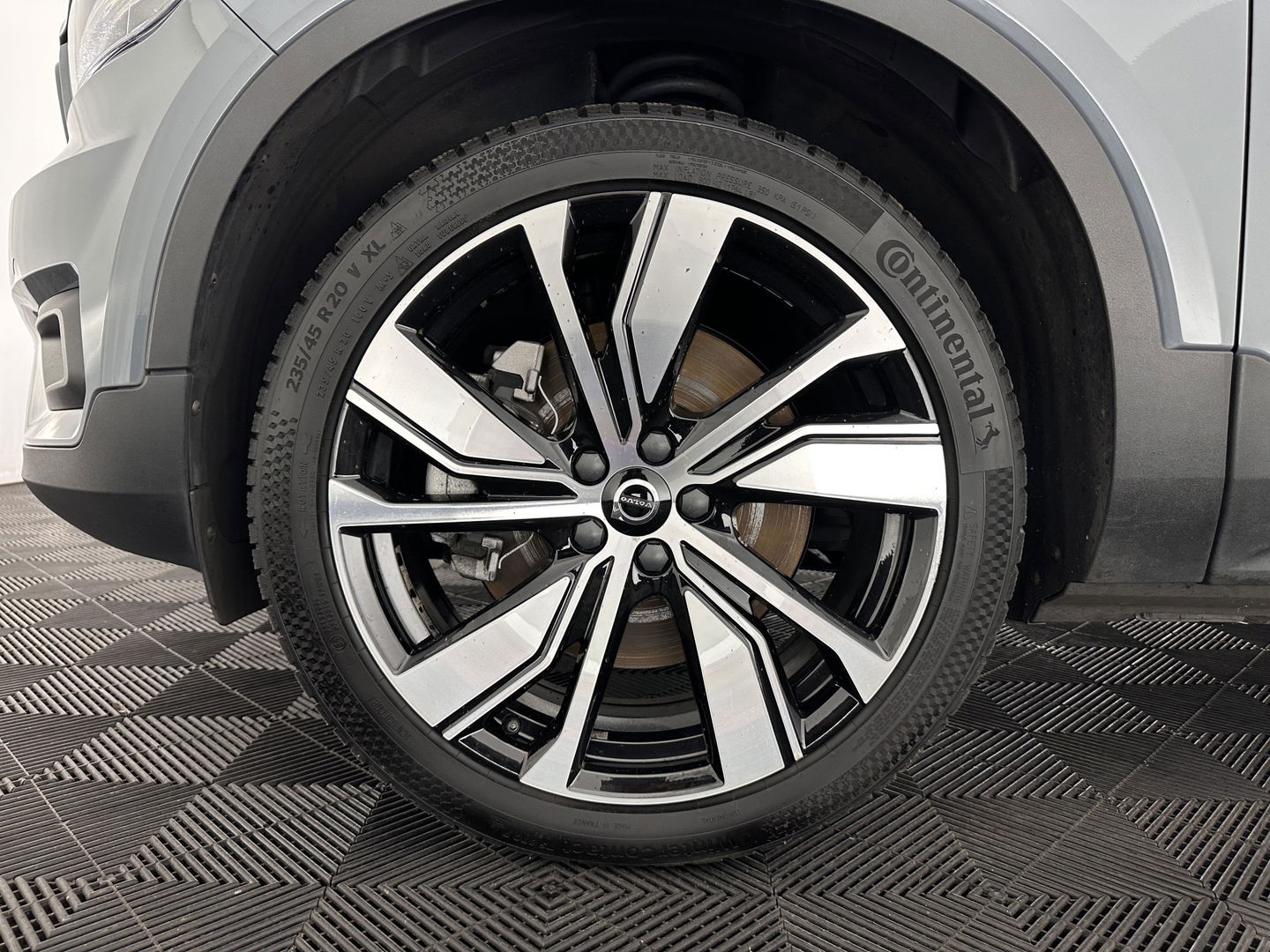 Volvo XC40 Recharge P8 AWD R-Design [ 3-Fase ] {SOH-90%} (INCL-BTW) Aut. *PANO | LEATHER-ALCANTARA | ADAPTIVE-CRUISE | DIGI-COCKPIT | FULL-LED | HARMAN/KARDON | TOPVIEW | NAVI-FULLMAP | ECC | PDC | KEYLESS | HEATED-SPORTSEATS | TOWBAR | 20''ALU*