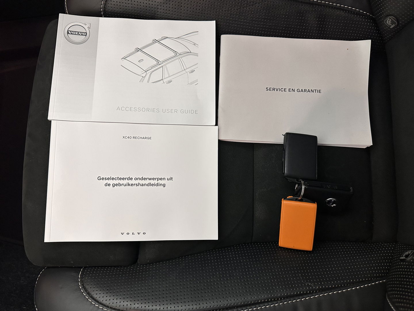 Volvo XC40 Recharge P8 AWD R-Design [ 3-Fase ] {SOH-90%} (INCL-BTW) Aut. *PANO | LEATHER-ALCANTARA | ADAPTIVE-CRUISE | DIGI-COCKPIT | FULL-LED | HARMAN/KARDON | TOPVIEW | NAVI-FULLMAP | ECC | PDC | KEYLESS | HEATED-SPORTSEATS | TOWBAR | 20''ALU*
