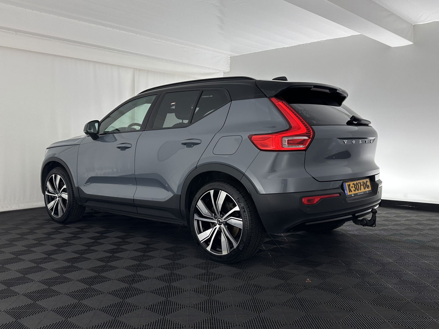 Volvo XC40 Recharge P8 AWD R-Design [ 3-Fase ] {SOH-90%} (INCL-BTW) Aut. *PANO | LEATHER-ALCANTARA | ADAPTIVE-CRUISE | DIGI-COCKPIT | FULL-LED | HARMAN/KARDON | TOPVIEW | NAVI-FULLMAP | ECC | PDC | KEYLESS | HEATED-SPORTSEATS | TOWBAR | 20''ALU*
