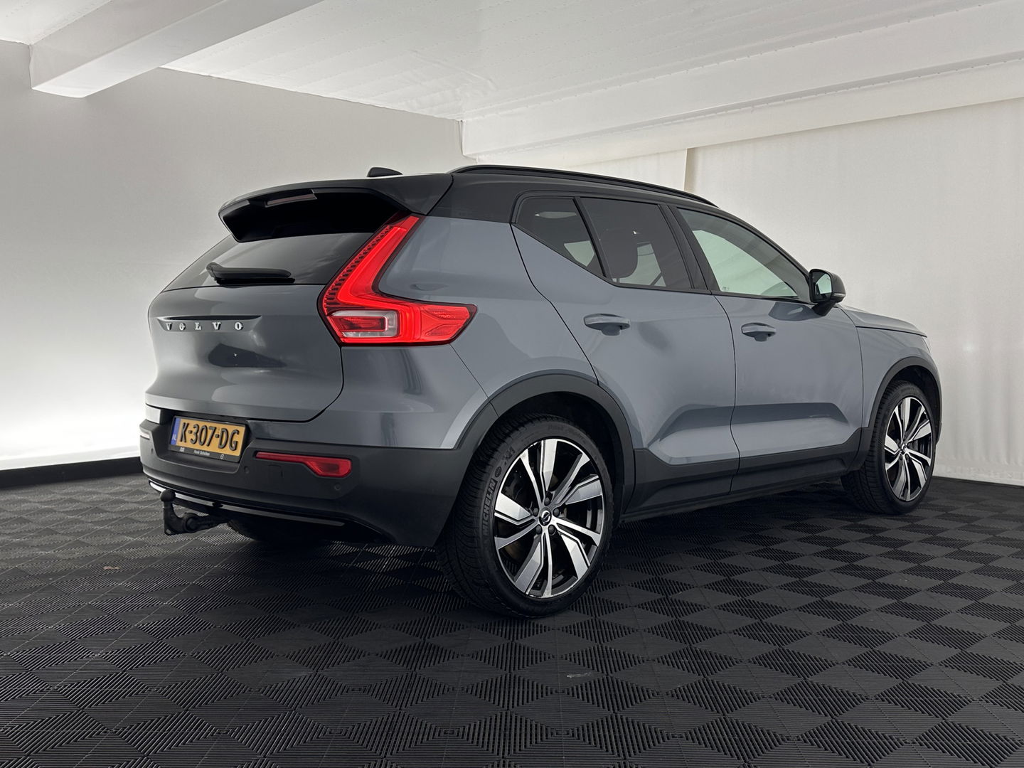 Volvo XC40 Recharge P8 AWD R-Design [ 3-Fase ] {SOH-90%} (INCL-BTW) Aut. *PANO | LEATHER-ALCANTARA | ADAPTIVE-CRUISE | DIGI-COCKPIT | FULL-LED | HARMAN/KARDON | TOPVIEW | NAVI-FULLMAP | ECC | PDC | KEYLESS | HEATED-SPORTSEATS | TOWBAR | 20''ALU*