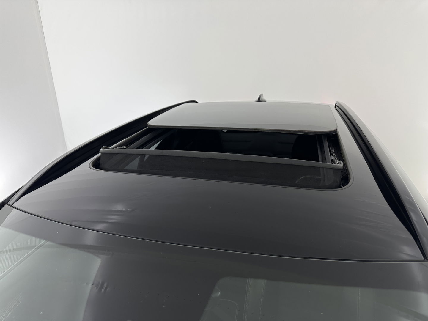 Volvo XC40 Recharge P8 AWD R-Design [ 3-Fase ] {SOH-90%} (INCL-BTW) Aut. *PANO | LEATHER-ALCANTARA | ADAPTIVE-CRUISE | DIGI-COCKPIT | FULL-LED | HARMAN/KARDON | TOPVIEW | NAVI-FULLMAP | ECC | PDC | KEYLESS | HEATED-SPORTSEATS | TOWBAR | 20''ALU*