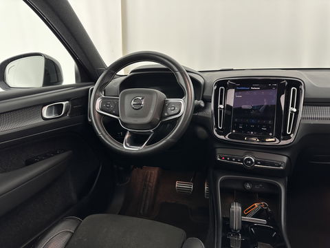 Volvo XC40 Recharge P8 AWD R-Design [ 3-Fase ] {SOH-90%} (INCL-BTW) Aut. *PANO | LEATHER-ALCANTARA | ADAPTIVE-CRUISE | DIGI-COCKPIT | FULL-LED | HARMAN/KARDON | TOPVIEW | NAVI-FULLMAP | ECC | PDC | KEYLESS | HEATED-SPORTSEATS | TOWBAR | 20''ALU*