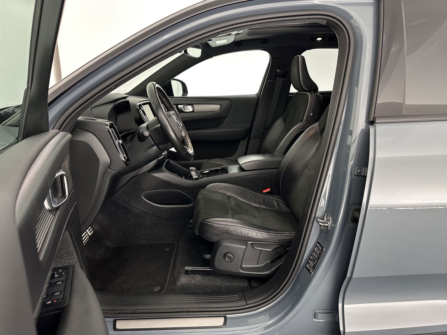 Volvo XC40 Recharge P8 AWD R-Design [ 3-Fase ] {SOH-90%} (INCL-BTW) Aut. *PANO | LEATHER-ALCANTARA | ADAPTIVE-CRUISE | DIGI-COCKPIT | FULL-LED | HARMAN/KARDON | TOPVIEW | NAVI-FULLMAP | ECC | PDC | KEYLESS | HEATED-SPORTSEATS | TOWBAR | 20''ALU*