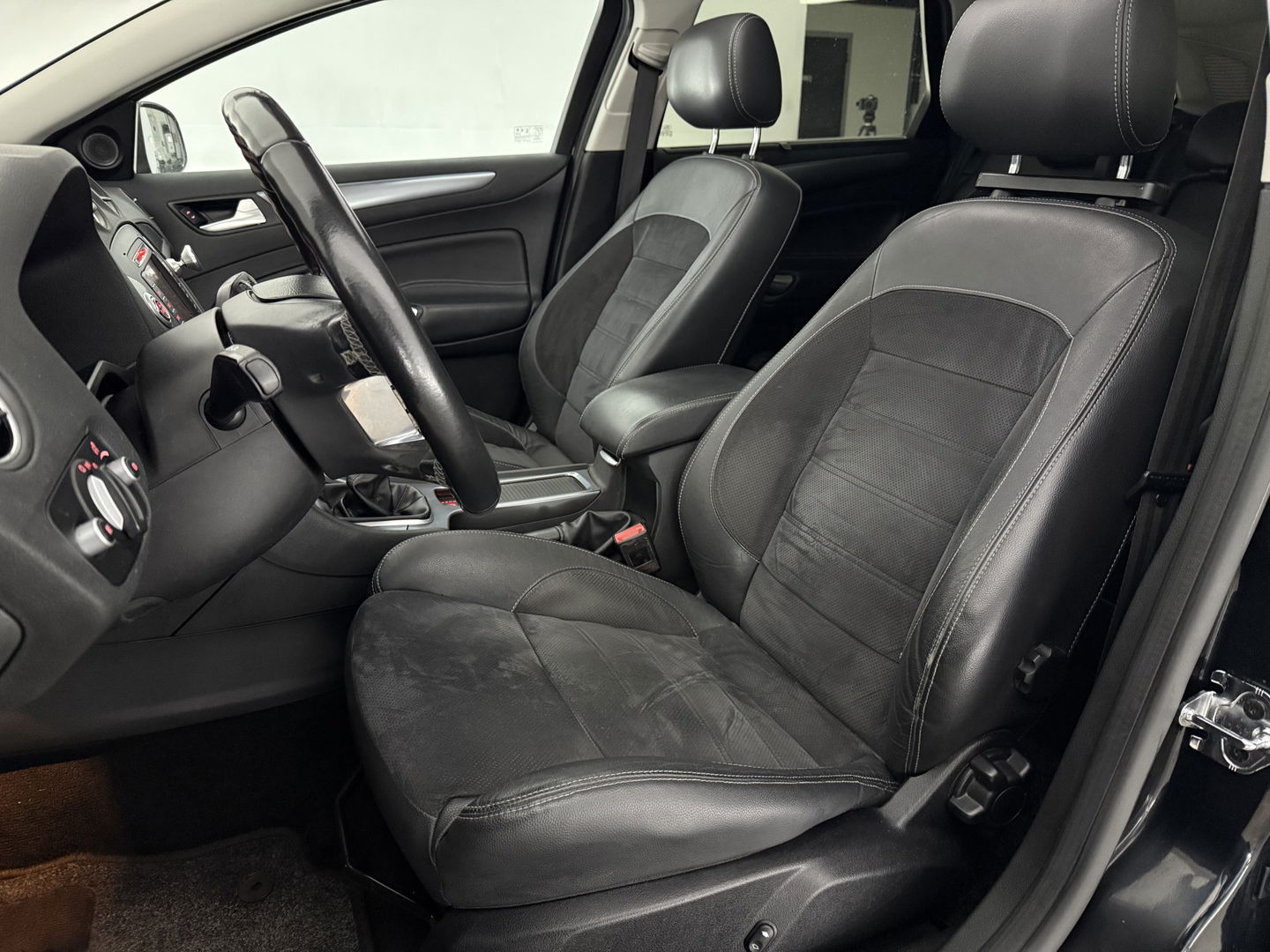 Ford Mondeo 1.6 TDCi ECOnetic | Pano | Clima | Trekh. | Cruise | Stoelverw. | Navi | Parkeersens. | Keyless | NAP