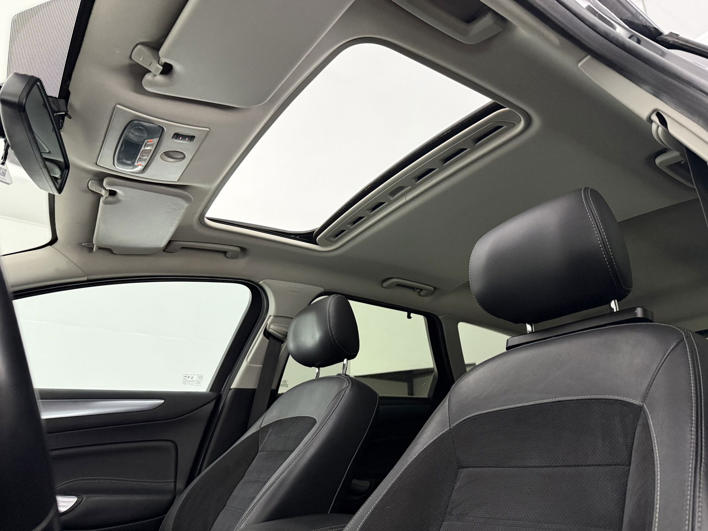 Ford Mondeo 1.6 TDCi ECOnetic | Pano | Clima | Trekh. | Cruise | Stoelverw. | Navi | Parkeersens. | Keyless | NAP