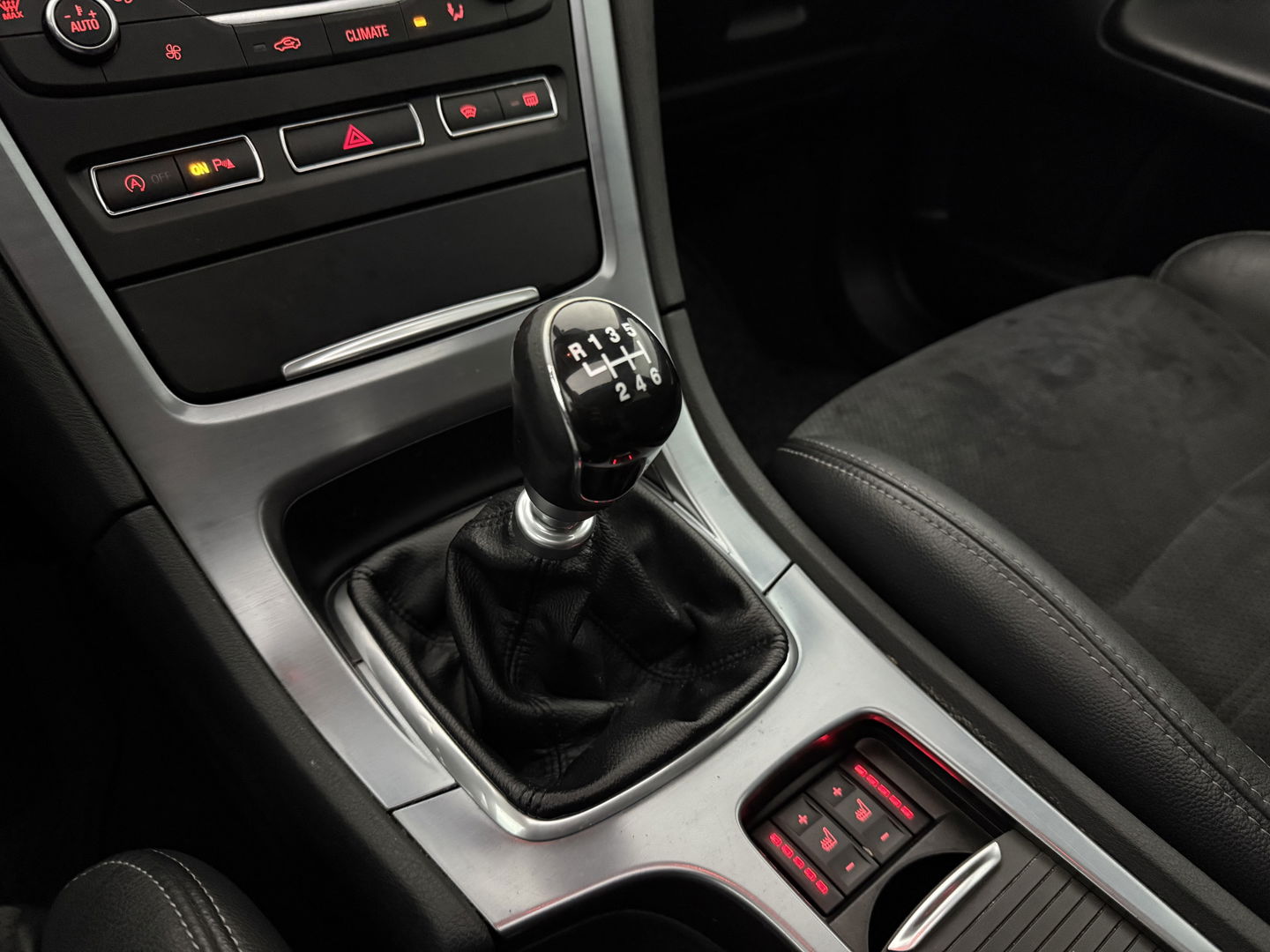 Ford Mondeo 1.6 TDCi ECOnetic | Pano | Clima | Trekh. | Cruise | Stoelverw. | Navi | Parkeersens. | Keyless | NAP