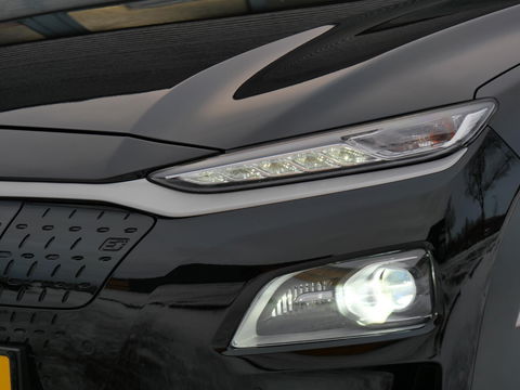 Hyundai KONA EV 64kWh PREMIUM/ LEER/ HEAD-UP/ BLINDSPOT/ KEYLESS/ SOH 100%