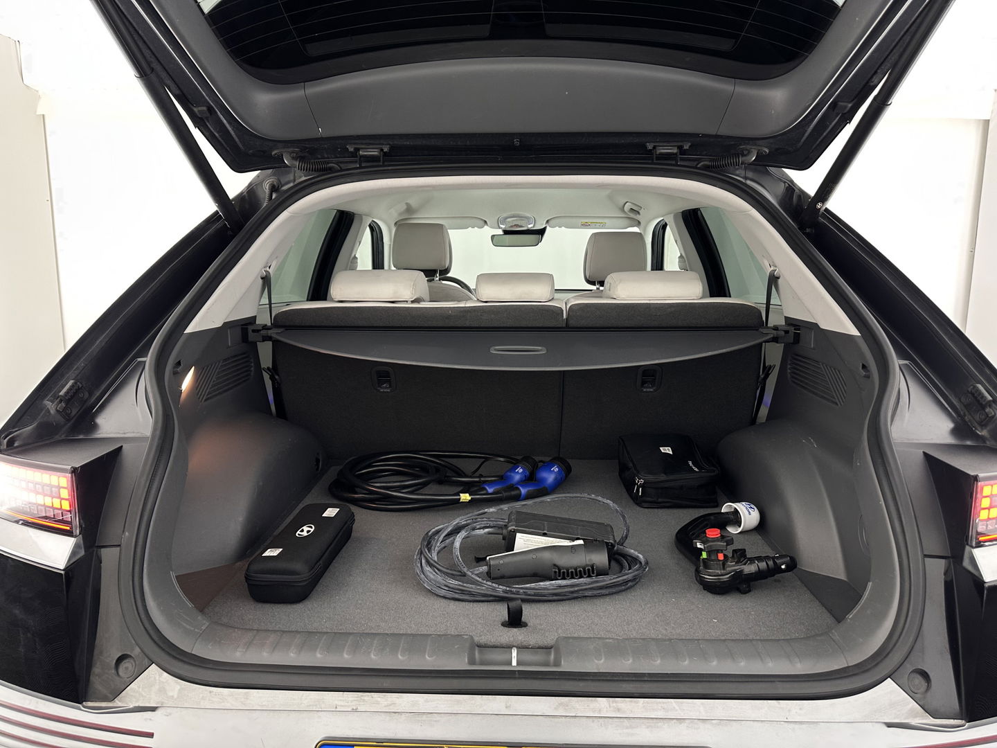 Hyundai IONIQ 5 Lounge 73kWh [ 3-Fase ] {SOH-98%} (INCL-BTW) Aut *HEAD-UP | HEATPUMP | LEATHER | PREMIUM-AUDIO | FULL-LED | ADAPTIVE-CRUISE | BLIND-SPOT | DIGI-COCKPIT | AMBIENT-LIGHT | DAB | SHIFT-PADDLES | HEAD-UP | NAVI-FULLMAP | KEYLESS