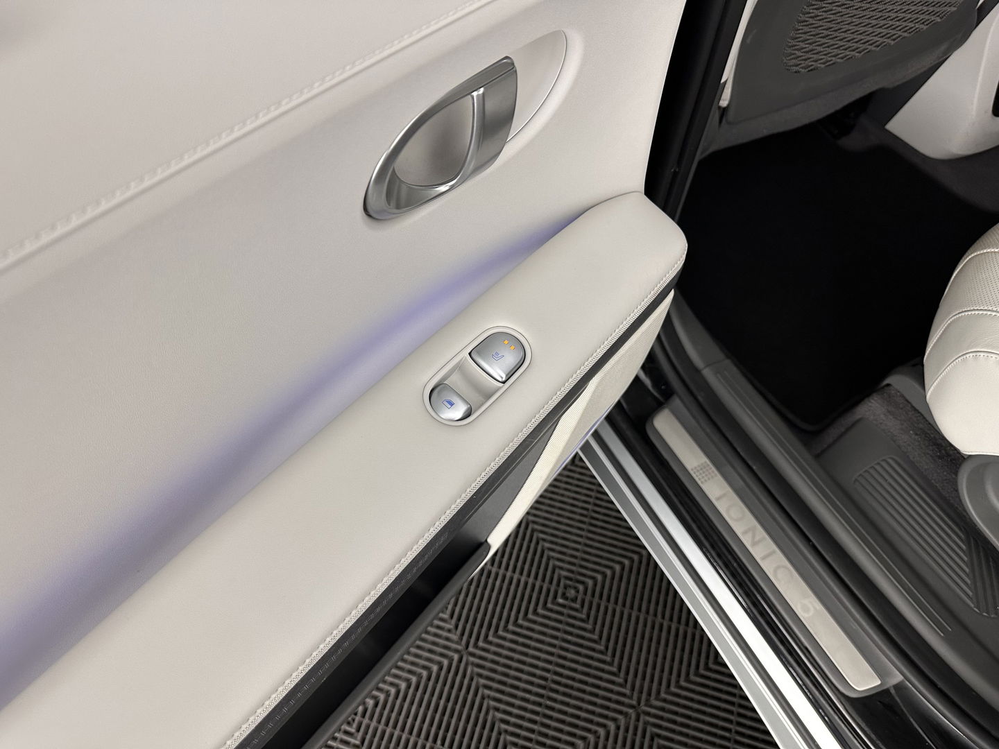 Hyundai IONIQ 5 Lounge 73kWh [ 3-Fase ] {SOH-98%} (INCL-BTW) Aut *HEAD-UP | HEATPUMP | LEATHER | PREMIUM-AUDIO | FULL-LED | ADAPTIVE-CRUISE | BLIND-SPOT | DIGI-COCKPIT | AMBIENT-LIGHT | DAB | SHIFT-PADDLES | HEAD-UP | NAVI-FULLMAP | KEYLESS