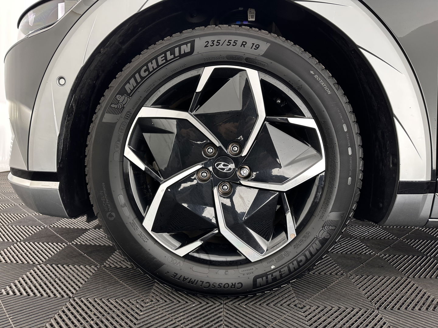 Hyundai IONIQ 5 Lounge 73kWh [ 3-Fase ] {SOH-98%} (INCL-BTW) Aut *HEAD-UP | HEATPUMP | LEATHER | PREMIUM-AUDIO | FULL-LED | ADAPTIVE-CRUISE | BLIND-SPOT | DIGI-COCKPIT | AMBIENT-LIGHT | DAB | SHIFT-PADDLES | HEAD-UP | NAVI-FULLMAP | KEYLESS