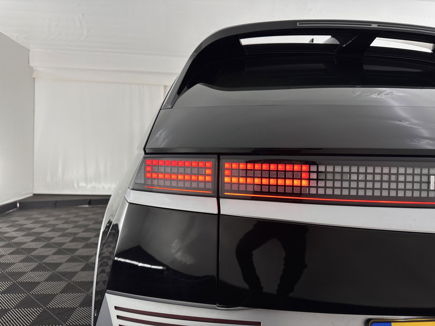 Hyundai IONIQ 5 Lounge 73kWh [ 3-Fase ] {SOH-98%} (INCL-BTW) Aut *HEAD-UP | HEATPUMP | LEATHER | PREMIUM-AUDIO | FULL-LED | ADAPTIVE-CRUISE | BLIND-SPOT | DIGI-COCKPIT | AMBIENT-LIGHT | DAB | SHIFT-PADDLES | HEAD-UP | NAVI-FULLMAP | KEYLESS