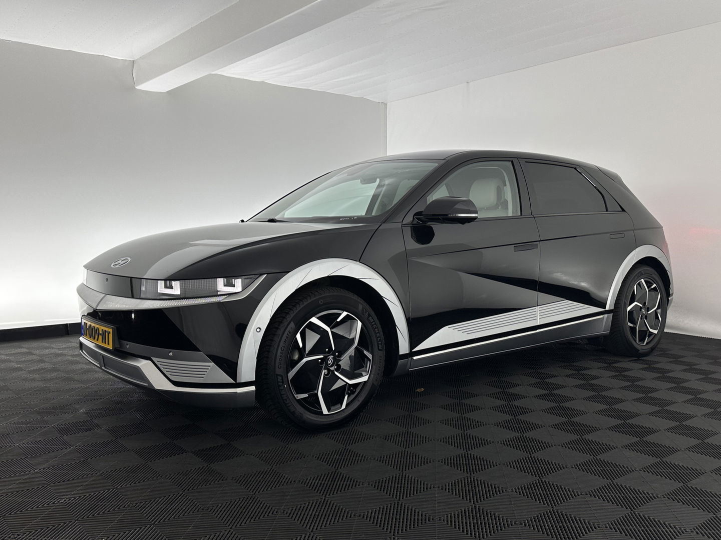 Hyundai IONIQ 5 Lounge 73kWh [ 3-Fase ] {SOH-98%} (INCL-BTW) Aut *HEAD-UP | HEATPUMP | LEATHER | PREMIUM-AUDIO | FULL-LED | ADAPTIVE-CRUISE | BLIND-SPOT | DIGI-COCKPIT | AMBIENT-LIGHT | DAB | SHIFT-PADDLES | HEAD-UP | NAVI-FULLMAP | KEYLESS