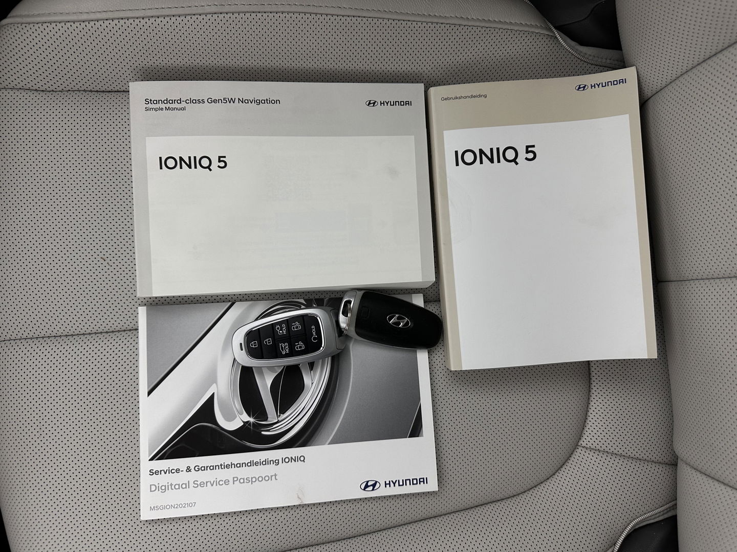 Hyundai IONIQ 5 Lounge 73kWh [ 3-Fase ] {SOH-98%} (INCL-BTW) Aut *HEAD-UP | HEATPUMP | LEATHER | PREMIUM-AUDIO | FULL-LED | ADAPTIVE-CRUISE | BLIND-SPOT | DIGI-COCKPIT | AMBIENT-LIGHT | DAB | SHIFT-PADDLES | HEAD-UP | NAVI-FULLMAP | KEYLESS