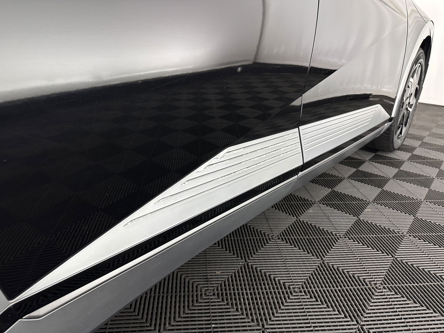 Hyundai IONIQ 5 Lounge 73kWh [ 3-Fase ] {SOH-98%} (INCL-BTW) Aut *HEAD-UP | HEATPUMP | LEATHER | PREMIUM-AUDIO | FULL-LED | ADAPTIVE-CRUISE | BLIND-SPOT | DIGI-COCKPIT | AMBIENT-LIGHT | DAB | SHIFT-PADDLES | HEAD-UP | NAVI-FULLMAP | KEYLESS