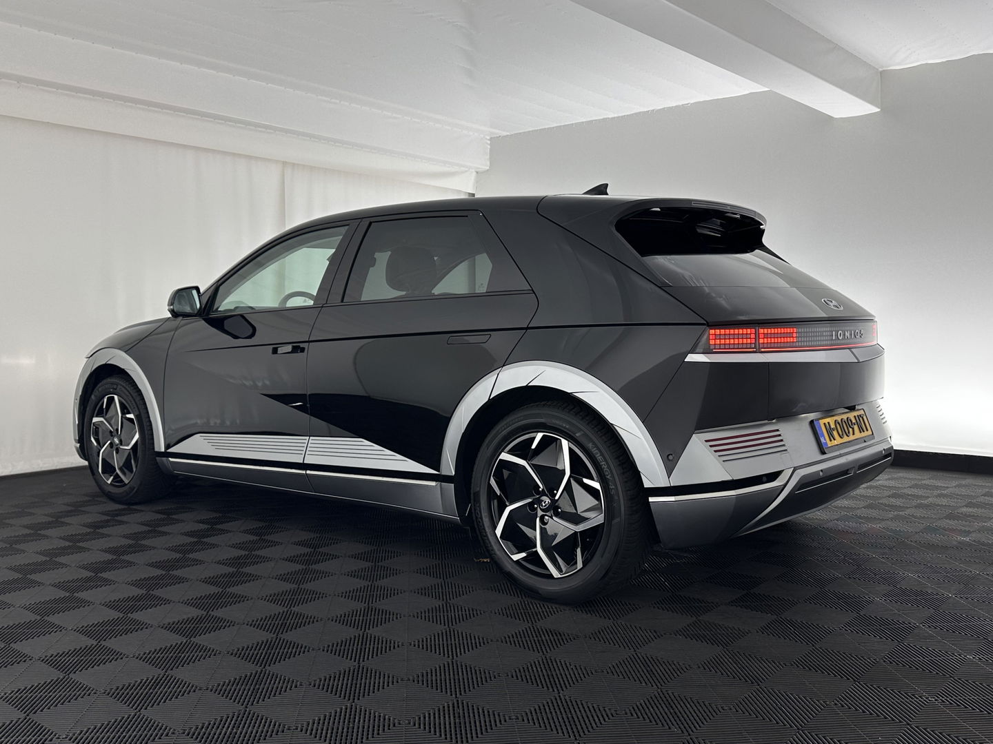 Hyundai IONIQ 5 Lounge 73kWh [ 3-Fase ] {SOH-98%} (INCL-BTW) Aut *HEAD-UP | HEATPUMP | LEATHER | PREMIUM-AUDIO | FULL-LED | ADAPTIVE-CRUISE | BLIND-SPOT | DIGI-COCKPIT | AMBIENT-LIGHT | DAB | SHIFT-PADDLES | HEAD-UP | NAVI-FULLMAP | KEYLESS