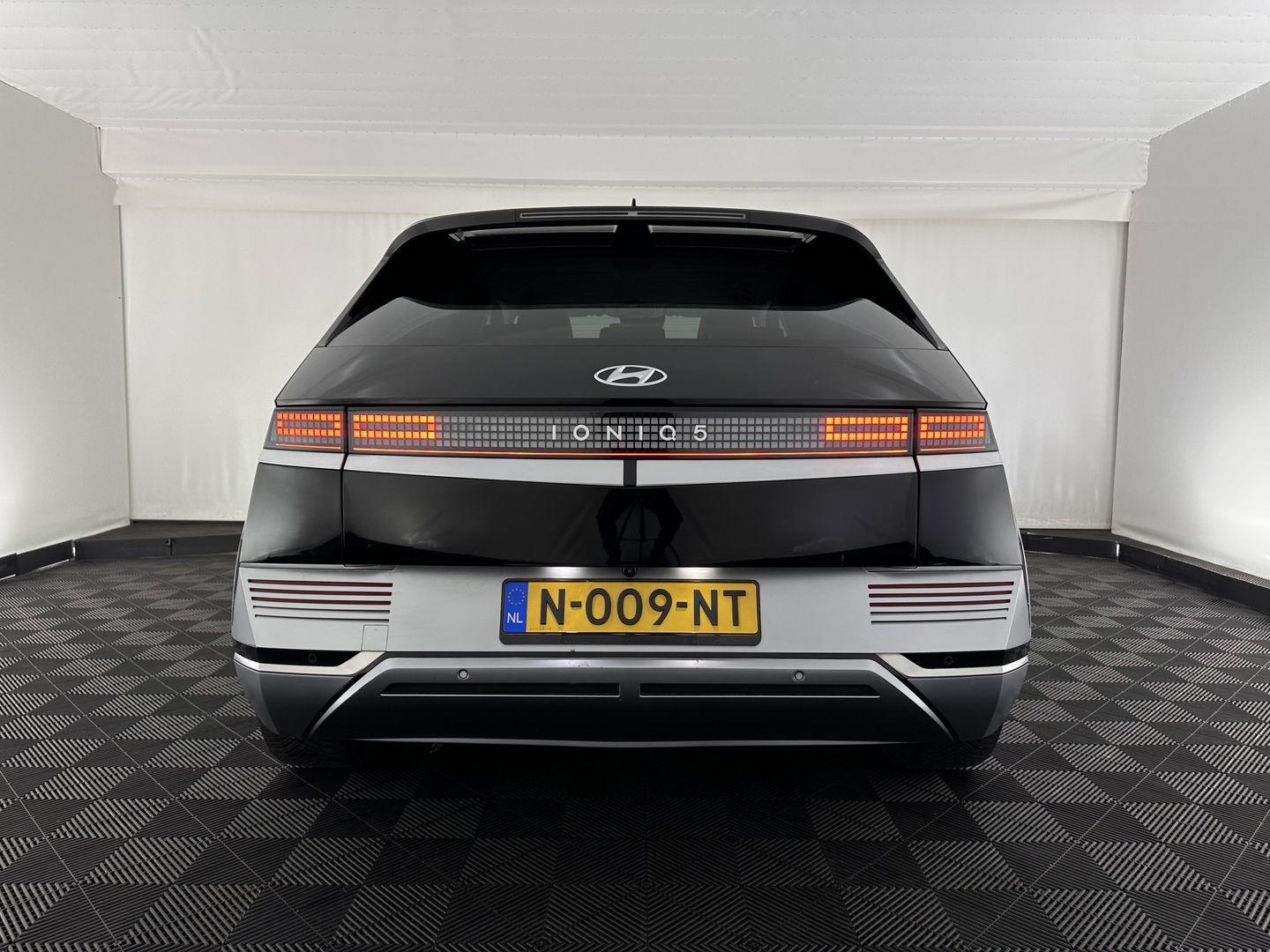 Hyundai IONIQ 5 Lounge 73kWh [ 3-Fase ] {SOH-98%} (INCL-BTW) Aut *HEAD-UP | HEATPUMP | LEATHER | PREMIUM-AUDIO | FULL-LED | ADAPTIVE-CRUISE | BLIND-SPOT | DIGI-COCKPIT | AMBIENT-LIGHT | DAB | SHIFT-PADDLES | HEAD-UP | NAVI-FULLMAP | KEYLESS