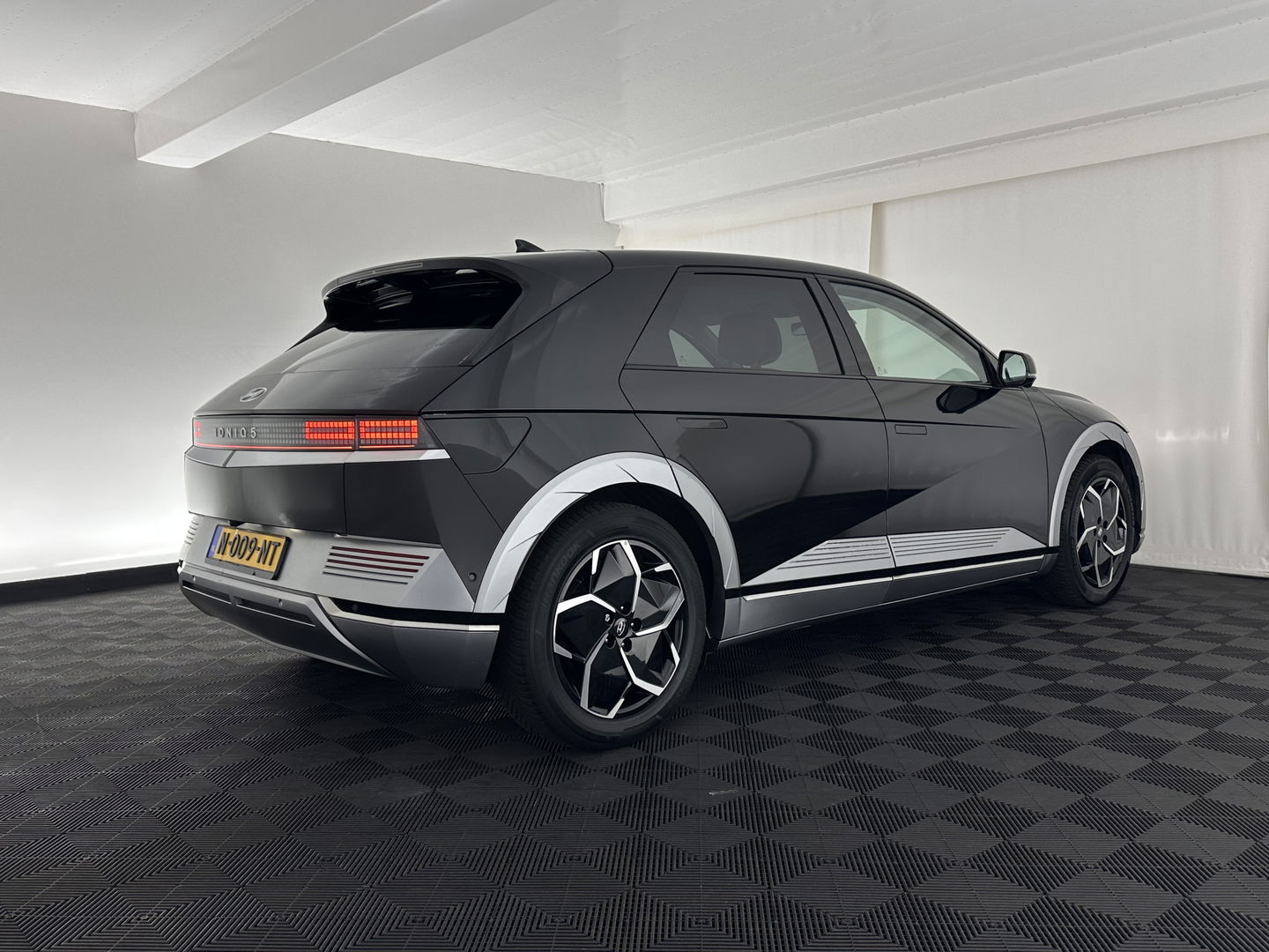 Hyundai IONIQ 5 Lounge 73kWh [ 3-Fase ] {SOH-98%} (INCL-BTW) Aut *HEAD-UP | HEATPUMP | LEATHER | PREMIUM-AUDIO | FULL-LED | ADAPTIVE-CRUISE | BLIND-SPOT | DIGI-COCKPIT | AMBIENT-LIGHT | DAB | SHIFT-PADDLES | HEAD-UP | NAVI-FULLMAP | KEYLESS