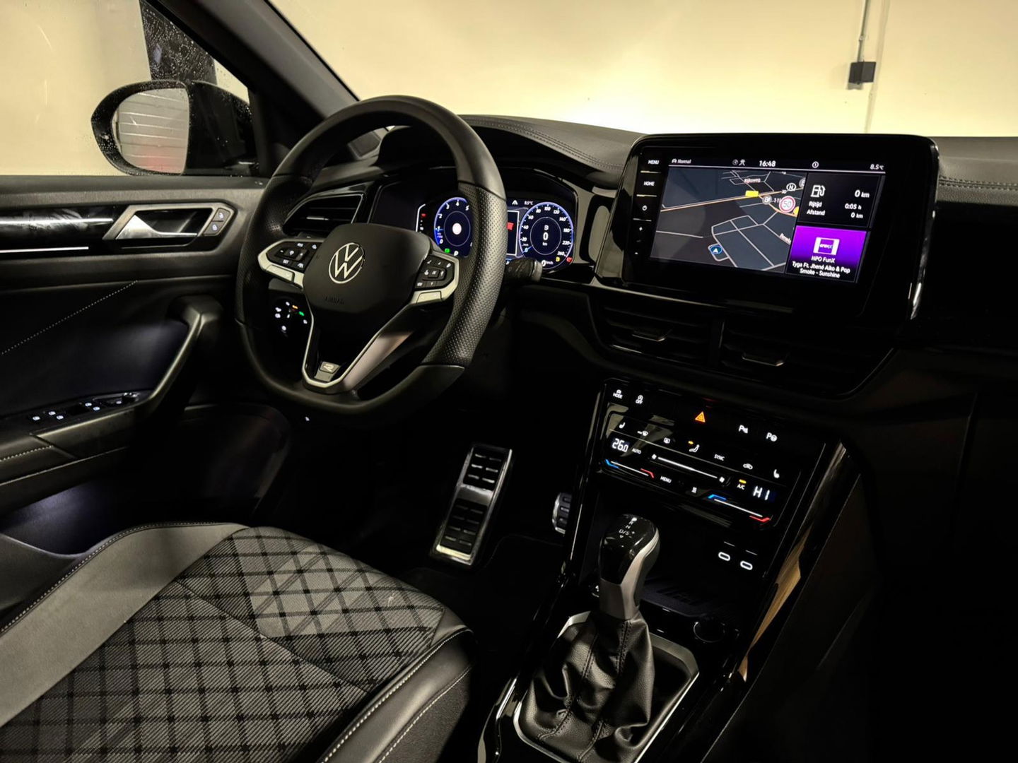 Volkswagen T-Roc 1.5 TSI R-Line Edition PANO KEYLESS CAM