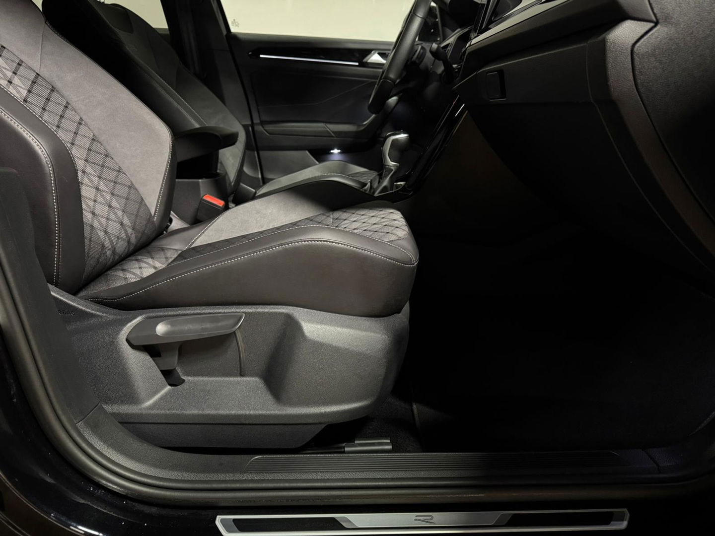 Volkswagen T-Roc 1.5 TSI R-Line Edition PANO KEYLESS CAM