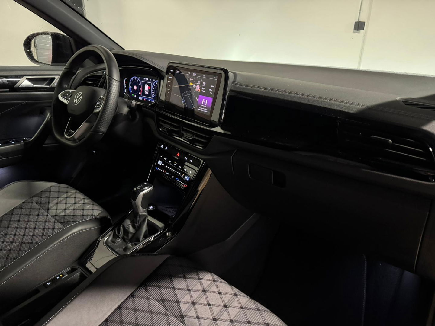 Volkswagen T-Roc 1.5 TSI R-Line Edition PANO KEYLESS CAM