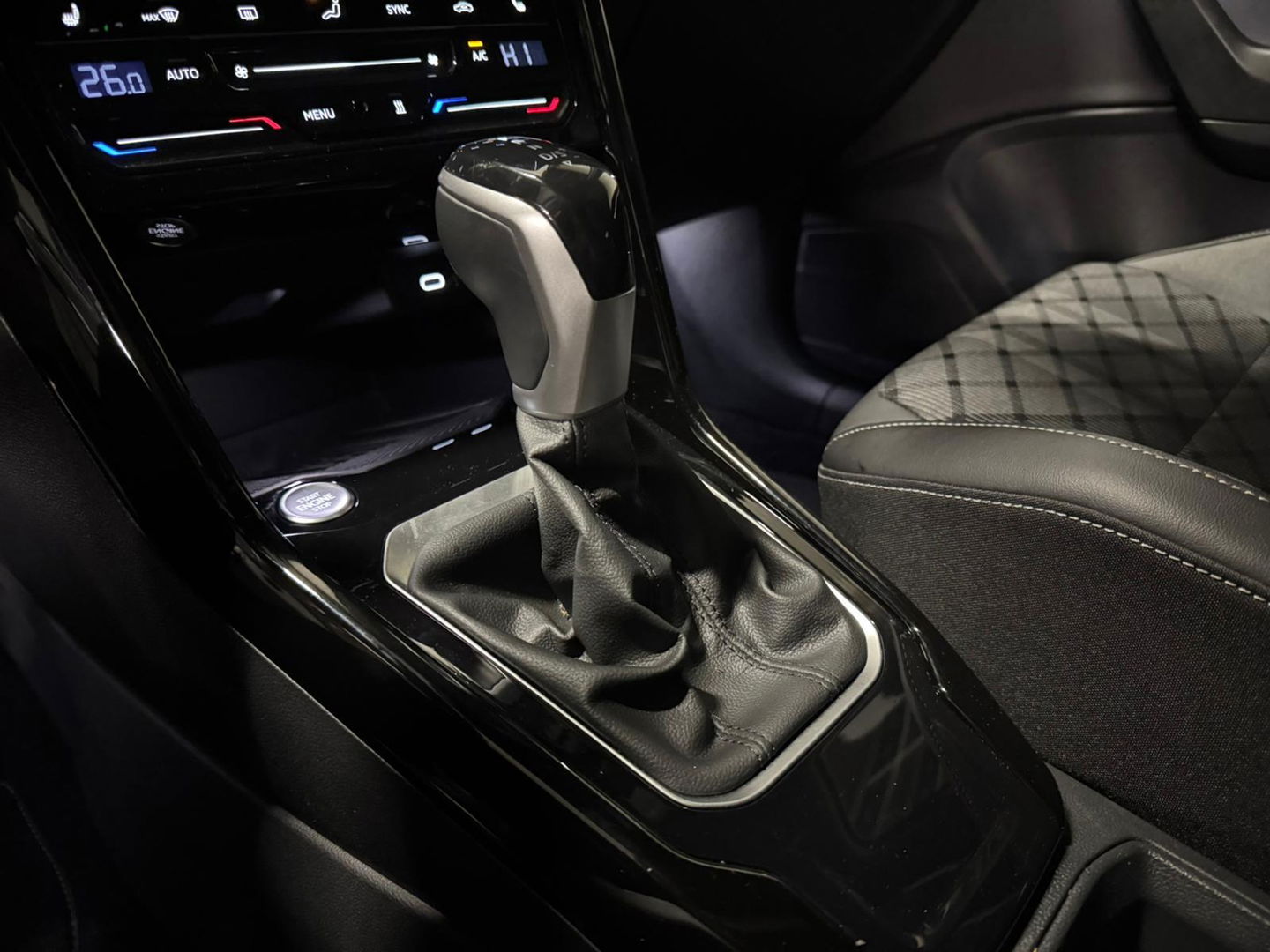 Volkswagen T-Roc 1.5 TSI R-Line Edition PANO KEYLESS CAM