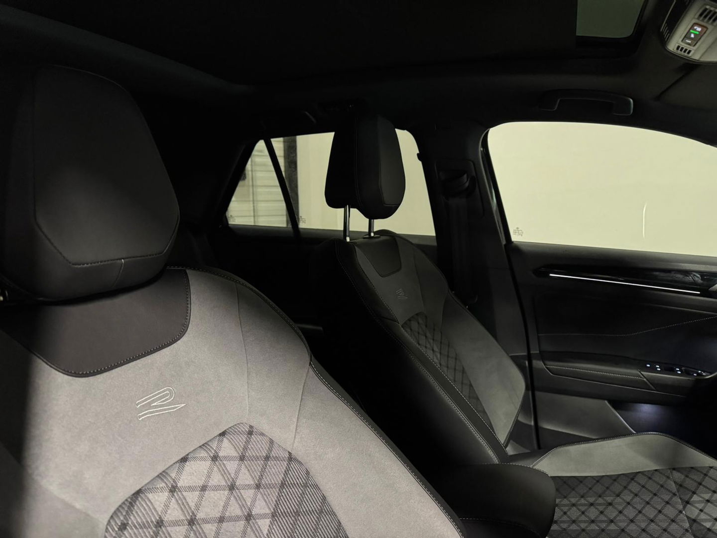 Volkswagen T-Roc 1.5 TSI R-Line Edition PANO KEYLESS CAM