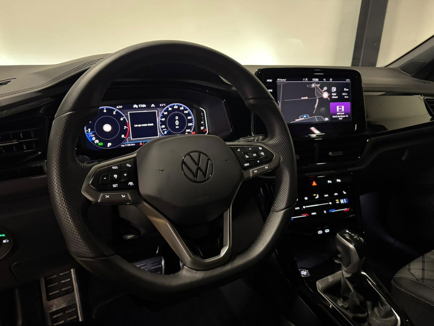 Volkswagen T-Roc 1.5 TSI R-Line Edition PANO KEYLESS CAM