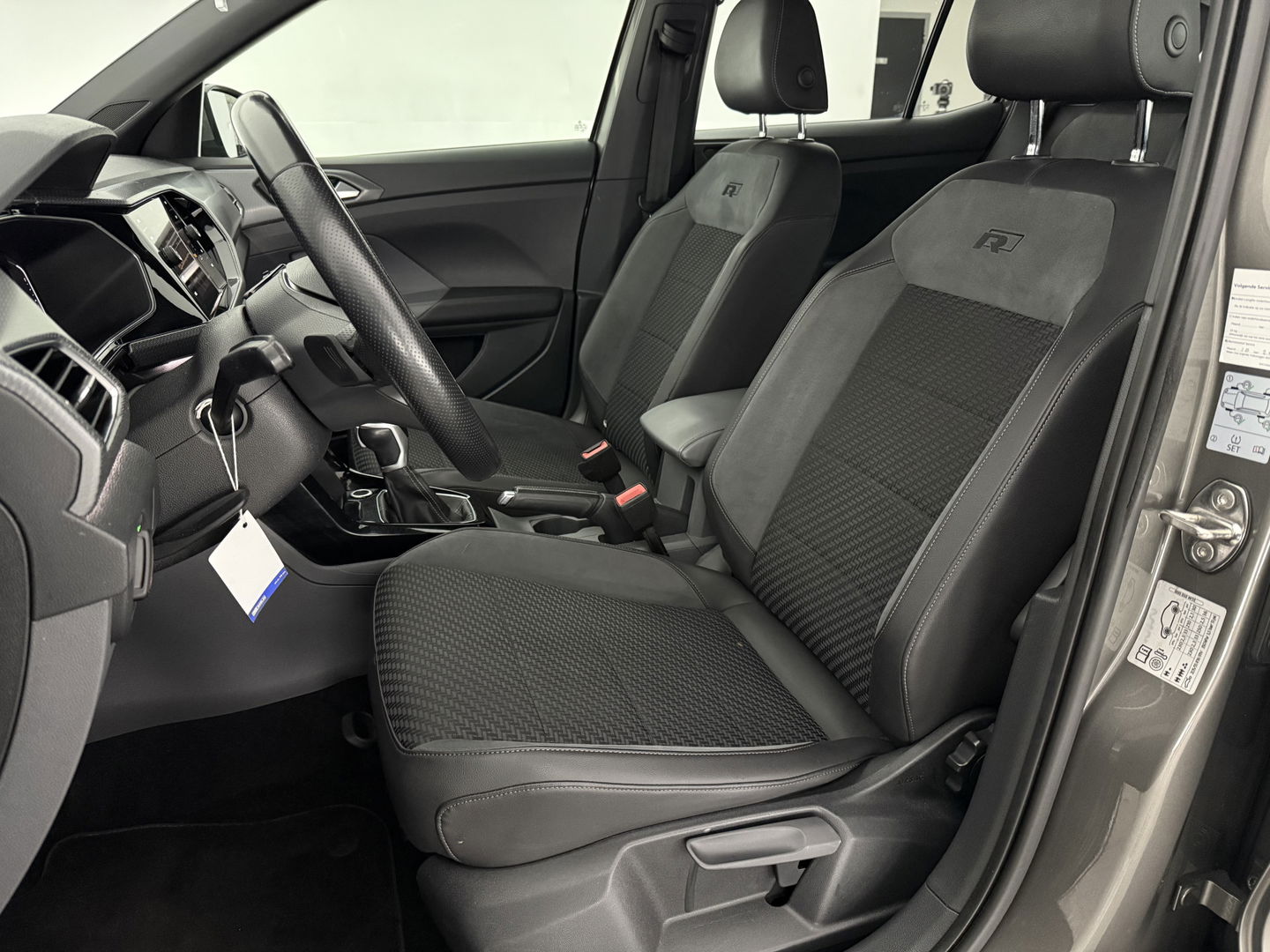 Volkswagen T-Cross 1.0 TSI R-line | Camera | Virtual | Adap. Cruise | Trekh. | Carplay | Keyless | NAP