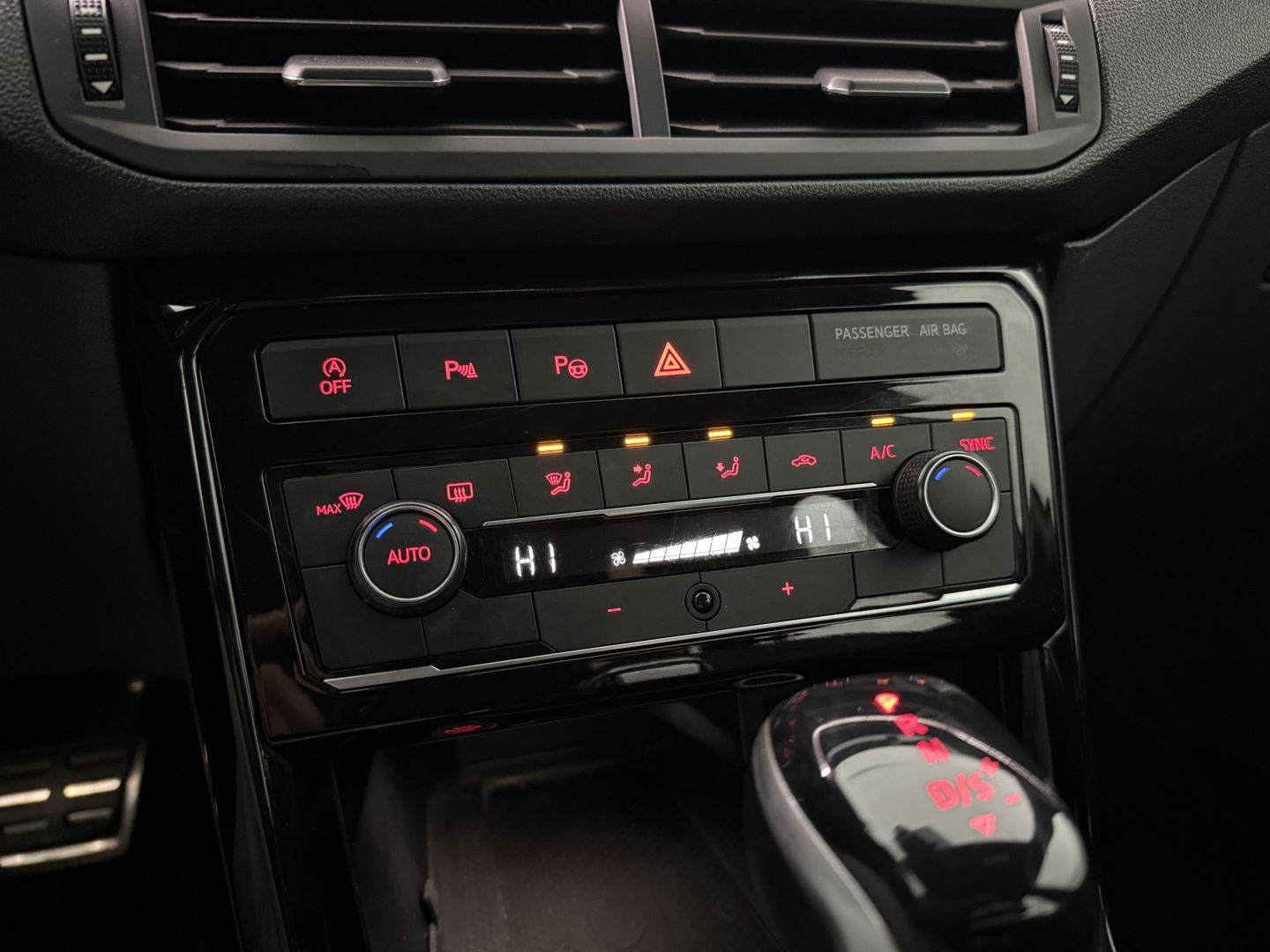 Volkswagen T-Cross 1.0 TSI R-line | Camera | Virtual | Adap. Cruise | Trekh. | Carplay | Keyless | NAP