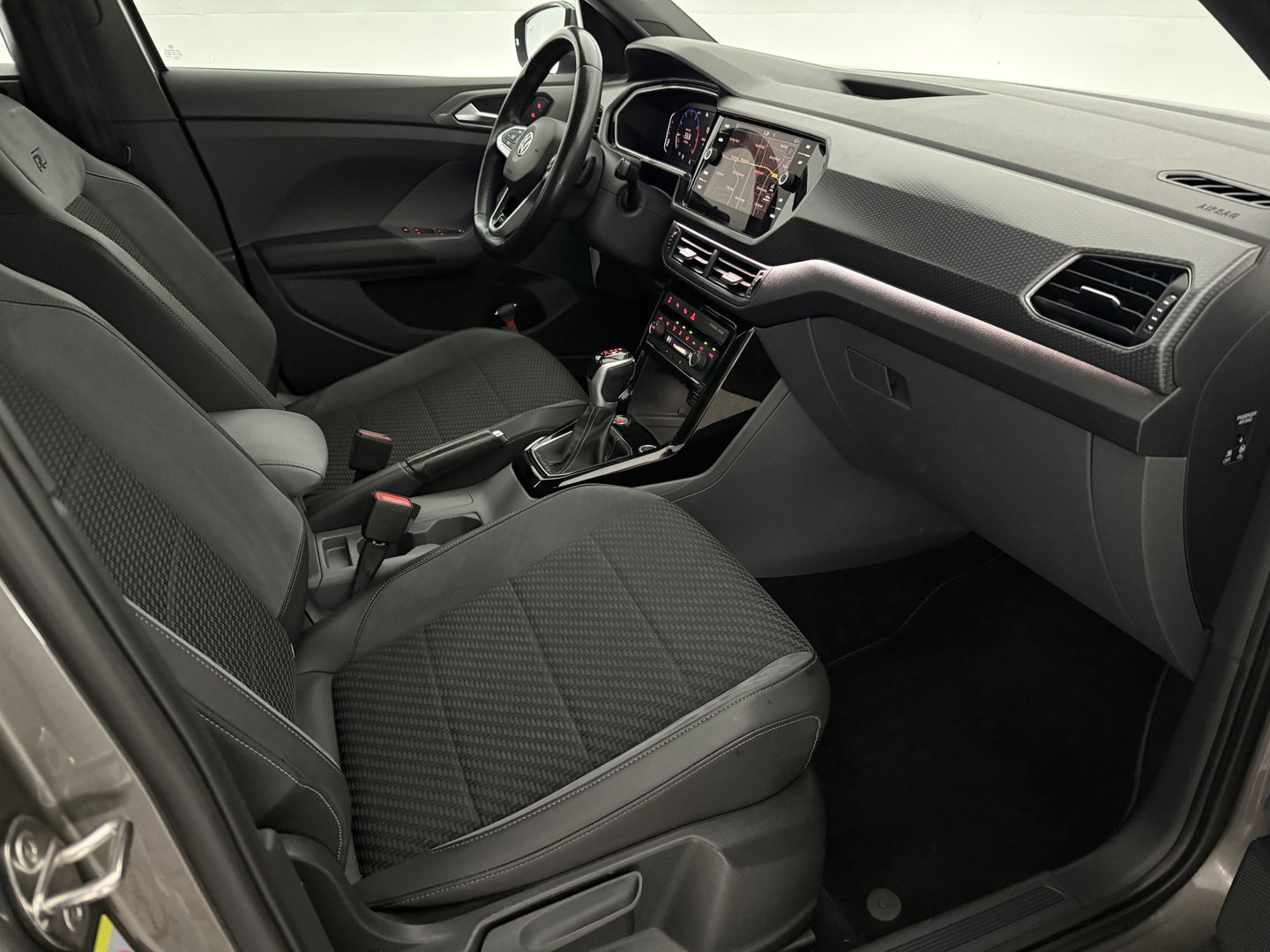 Volkswagen T-Cross 1.0 TSI R-line | Camera | Virtual | Adap. Cruise | Trekh. | Carplay | Keyless | NAP