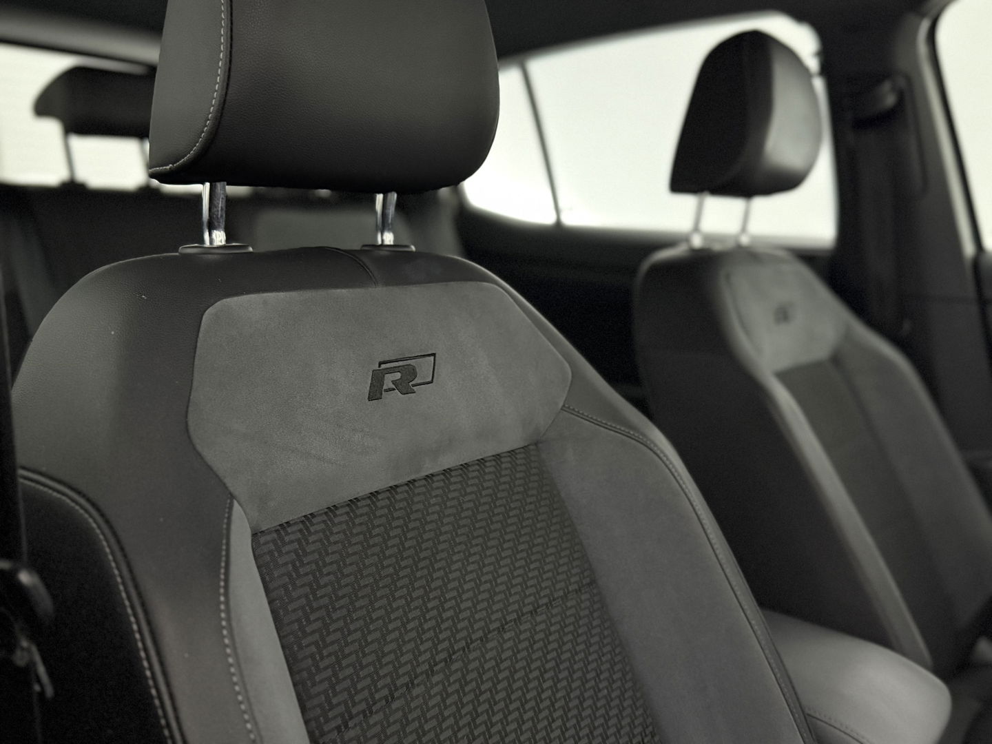 Volkswagen T-Cross 1.0 TSI R-line | Camera | Virtual | Adap. Cruise | Trekh. | Carplay | Keyless | NAP