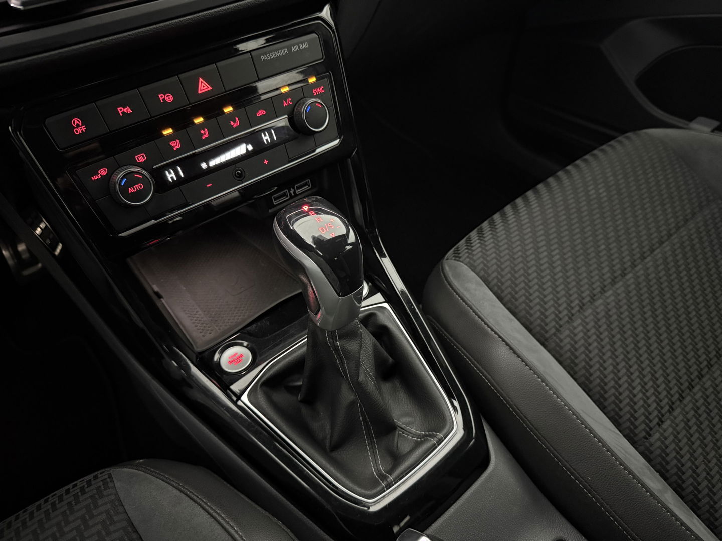 Volkswagen T-Cross 1.0 TSI R-line | Camera | Virtual | Adap. Cruise | Trekh. | Carplay | Keyless | NAP