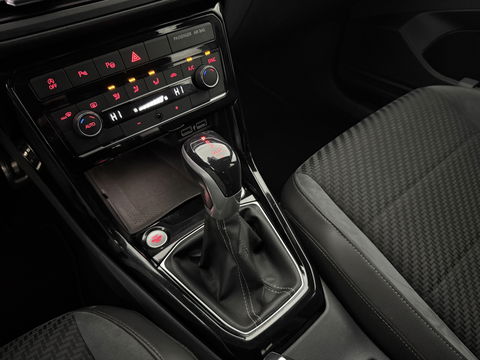 Volkswagen T-Cross 1.0 TSI R-line | Camera | Virtual | Adap. Cruise | Trekh. | Carplay | Keyless | NAP
