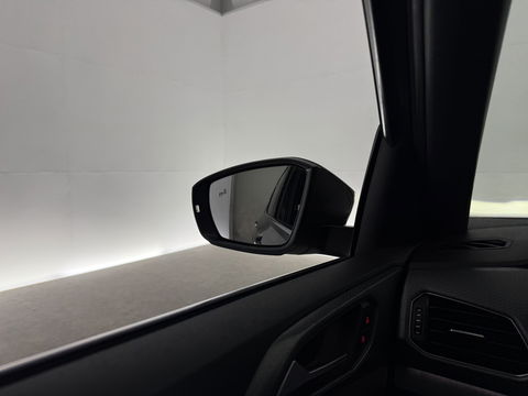 Volkswagen T-Cross 1.0 TSI R-line | Camera | Virtual | Adap. Cruise | Trekh. | Carplay | Keyless | NAP
