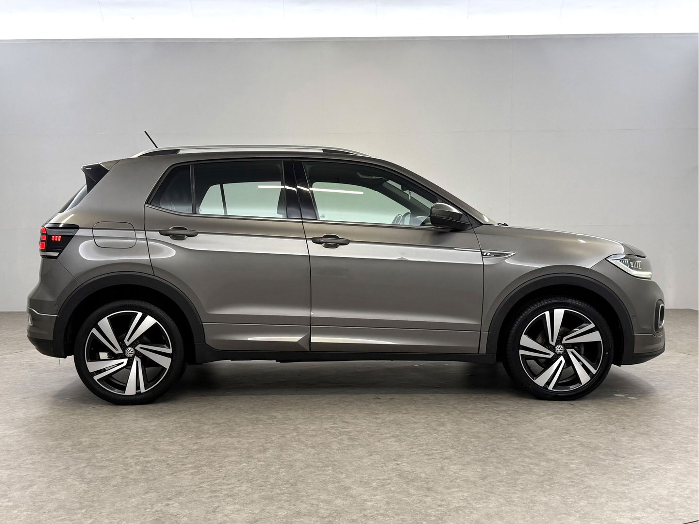 Volkswagen T-Cross 1.0 TSI R-line | Camera | Virtual | Adap. Cruise | Trekh. | Carplay | Keyless | NAP