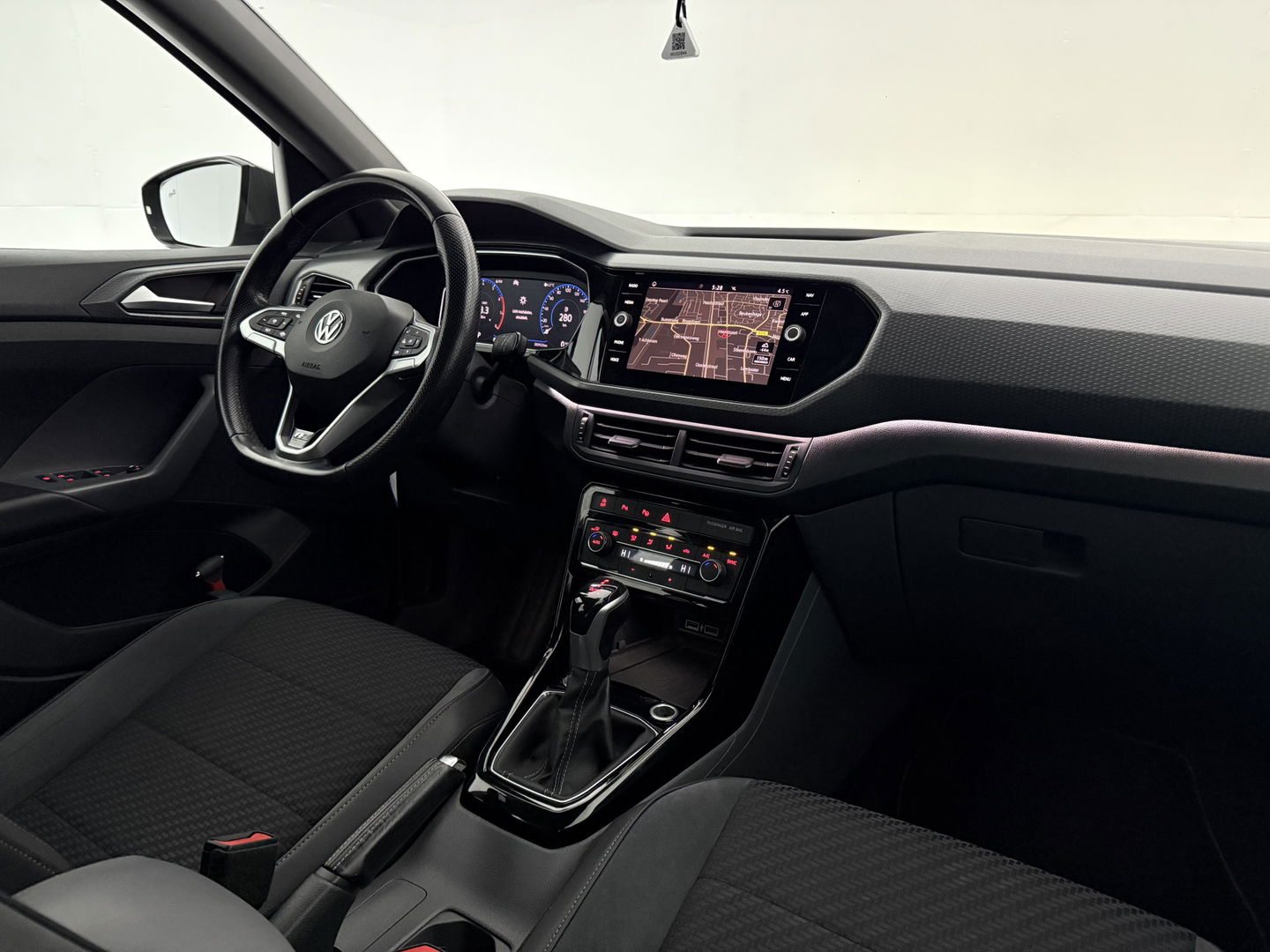 Volkswagen T-Cross 1.0 TSI R-line | Camera | Virtual | Adap. Cruise | Trekh. | Carplay | Keyless | NAP