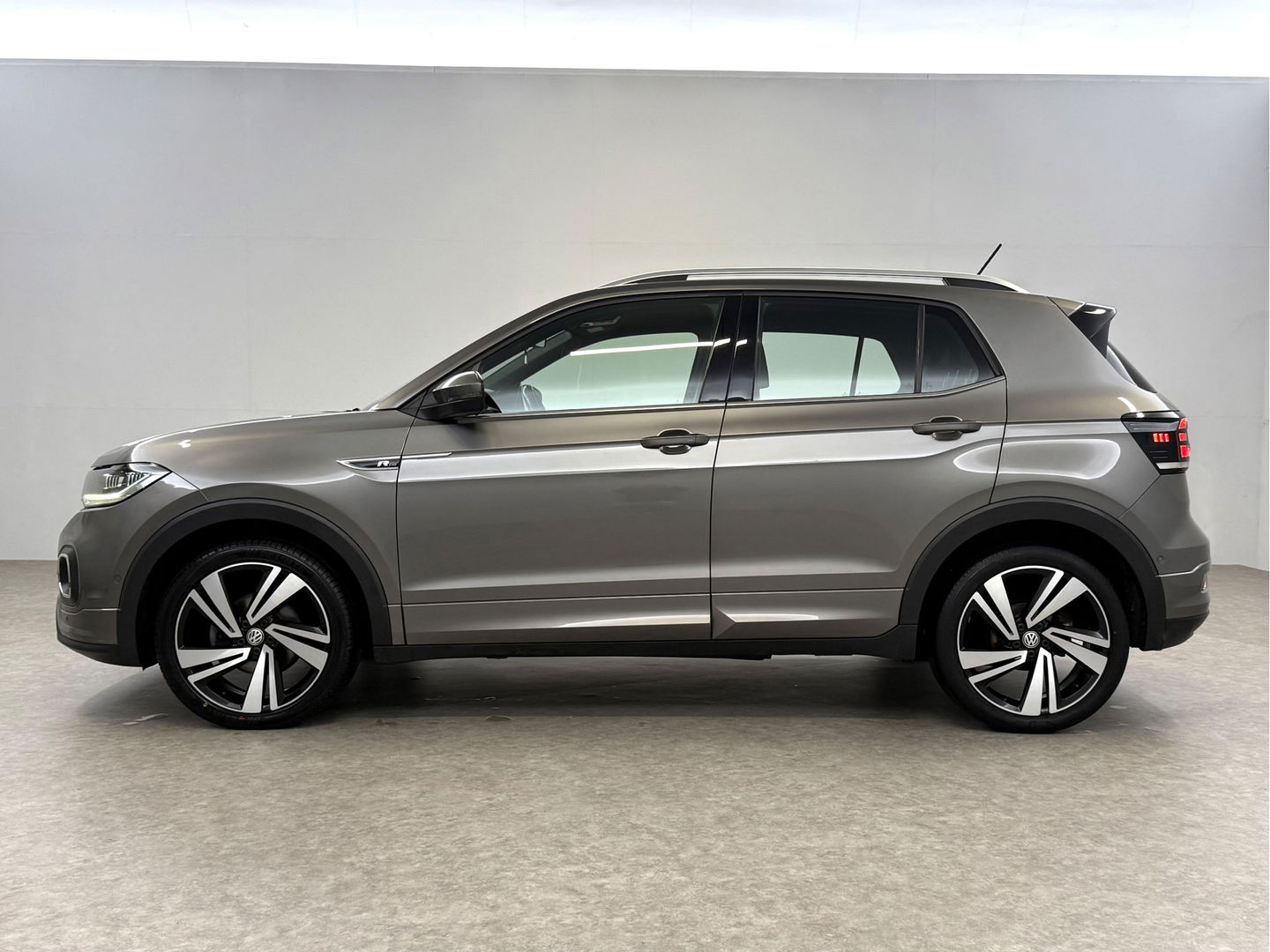 Volkswagen T-Cross 1.0 TSI R-line | Camera | Virtual | Adap. Cruise | Trekh. | Carplay | Keyless | NAP
