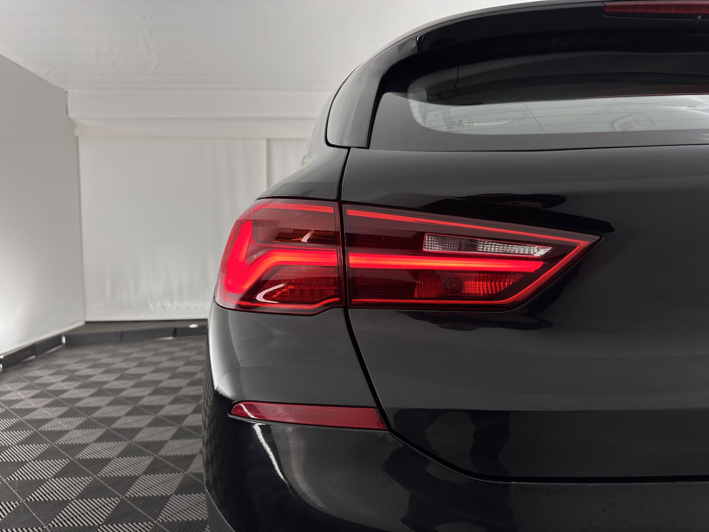 BMW X2 sDrive20i High Executive (INCL-BTW) Aut. *LEATHER | FULL-LED | HEATED-COMFORTSEATS | HEAD-UP | NAVI-FULLMAP | DAB+ | ECC | PDC | CRUISE | 17''ALU*