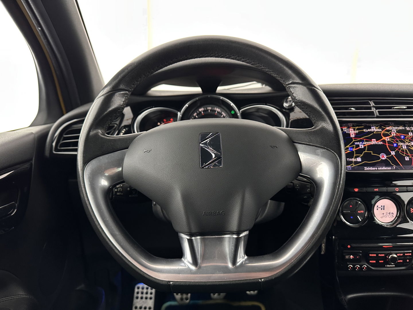 Citroën DS3 1.6 e-HDi Business *LEATHER-MICROFIBRE | NAVI-FULLMAP | SPORT-SEATS | PRIVACY-GLASS | ECC | PDC | CRUISE | 17''ALU*