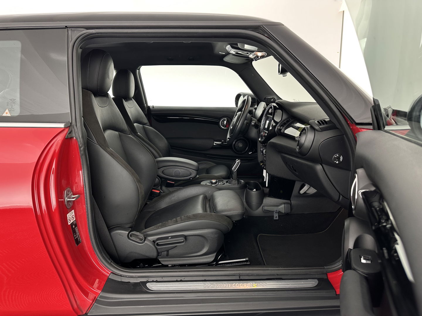 MINI Mini Electric Charged 33 kWh [ 3-Fase ] {SOH-100%} (INCL-BTW) *HEAD-UP | HARMAN/KARDON-AUDIO | LEATHER-ALCANTARA | MATRIX-LED | CAMERA | KEYLESS | NAVI-FULLMAP | DAB+ | ECC | HEATED-SPORT-SEATS | DIGI-COCKPIT | PDC | CRUISE | 17"ALU*