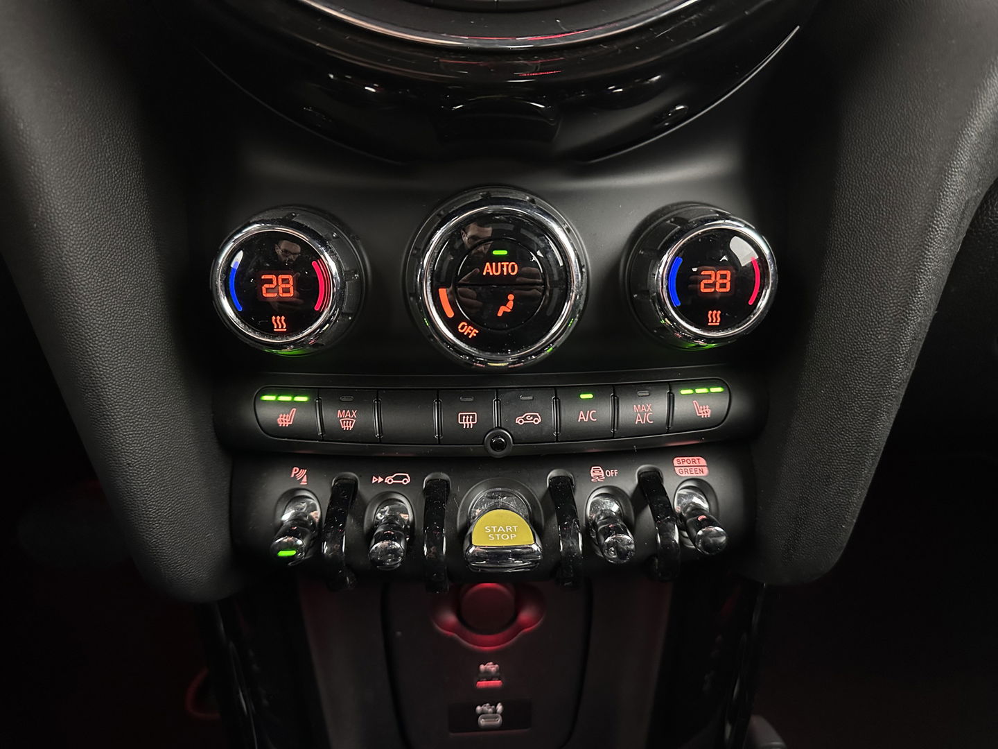 MINI Mini Electric Charged 33 kWh [ 3-Fase ] {SOH-100%} (INCL-BTW) *HEAD-UP | HARMAN/KARDON-AUDIO | LEATHER-ALCANTARA | MATRIX-LED | CAMERA | KEYLESS | NAVI-FULLMAP | DAB+ | ECC | HEATED-SPORT-SEATS | DIGI-COCKPIT | PDC | CRUISE | 17"ALU*