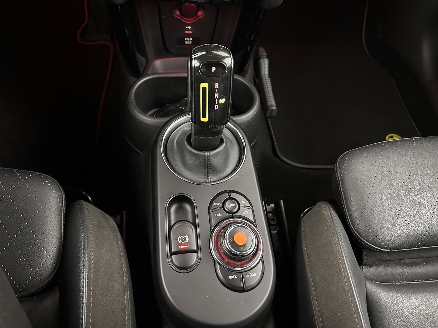 MINI Mini Electric Charged 33 kWh [ 3-Fase ] {SOH-100%} (INCL-BTW) *HEAD-UP | HARMAN/KARDON-AUDIO | LEATHER-ALCANTARA | MATRIX-LED | CAMERA | KEYLESS | NAVI-FULLMAP | DAB+ | ECC | HEATED-SPORT-SEATS | DIGI-COCKPIT | PDC | CRUISE | 17"ALU*