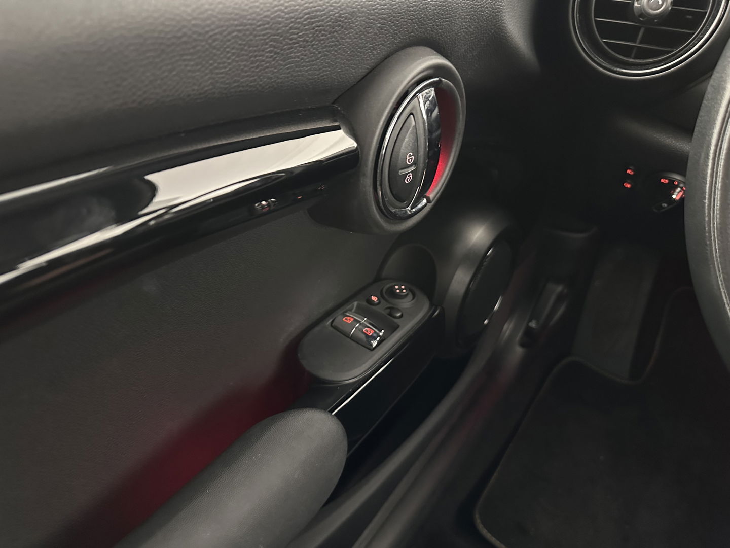 MINI Mini Electric Charged 33 kWh [ 3-Fase ] {SOH-100%} (INCL-BTW) *HEAD-UP | HARMAN/KARDON-AUDIO | LEATHER-ALCANTARA | MATRIX-LED | CAMERA | KEYLESS | NAVI-FULLMAP | DAB+ | ECC | HEATED-SPORT-SEATS | DIGI-COCKPIT | PDC | CRUISE | 17"ALU*