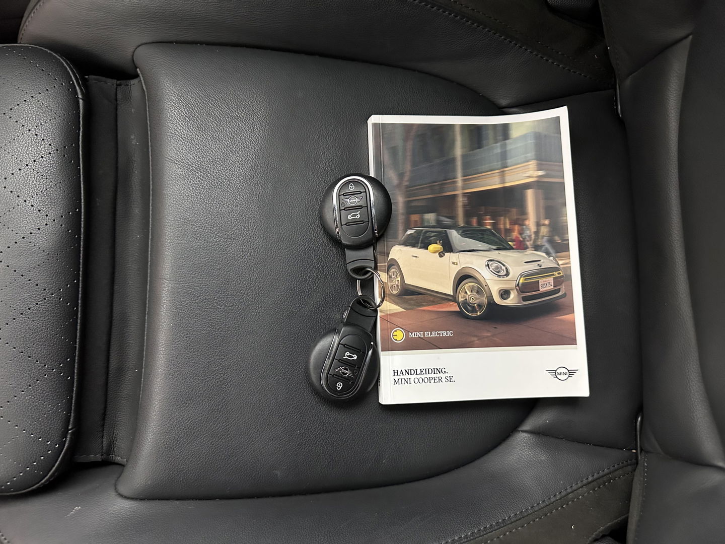 MINI Mini Electric Charged 33 kWh [ 3-Fase ] {SOH-100%} (INCL-BTW) *HEAD-UP | HARMAN/KARDON-AUDIO | LEATHER-ALCANTARA | MATRIX-LED | CAMERA | KEYLESS | NAVI-FULLMAP | DAB+ | ECC | HEATED-SPORT-SEATS | DIGI-COCKPIT | PDC | CRUISE | 17"ALU*