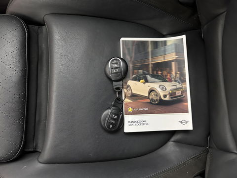 MINI Mini Electric Charged 33 kWh [ 3-Fase ] {SOH-100%} (INCL-BTW) *HEAD-UP | HARMAN/KARDON-AUDIO | LEATHER-ALCANTARA | MATRIX-LED | CAMERA | KEYLESS | NAVI-FULLMAP | DAB+ | ECC | HEATED-SPORT-SEATS | DIGI-COCKPIT | PDC | CRUISE | 17"ALU*