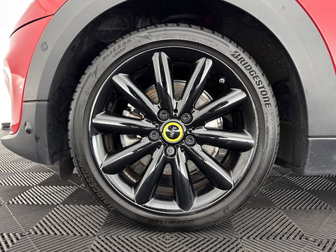 MINI Mini Electric Charged 33 kWh [ 3-Fase ] {SOH-100%} (INCL-BTW) *HEAD-UP | HARMAN/KARDON-AUDIO | LEATHER-ALCANTARA | MATRIX-LED | CAMERA | KEYLESS | NAVI-FULLMAP | DAB+ | ECC | HEATED-SPORT-SEATS | DIGI-COCKPIT | PDC | CRUISE | 17"ALU*