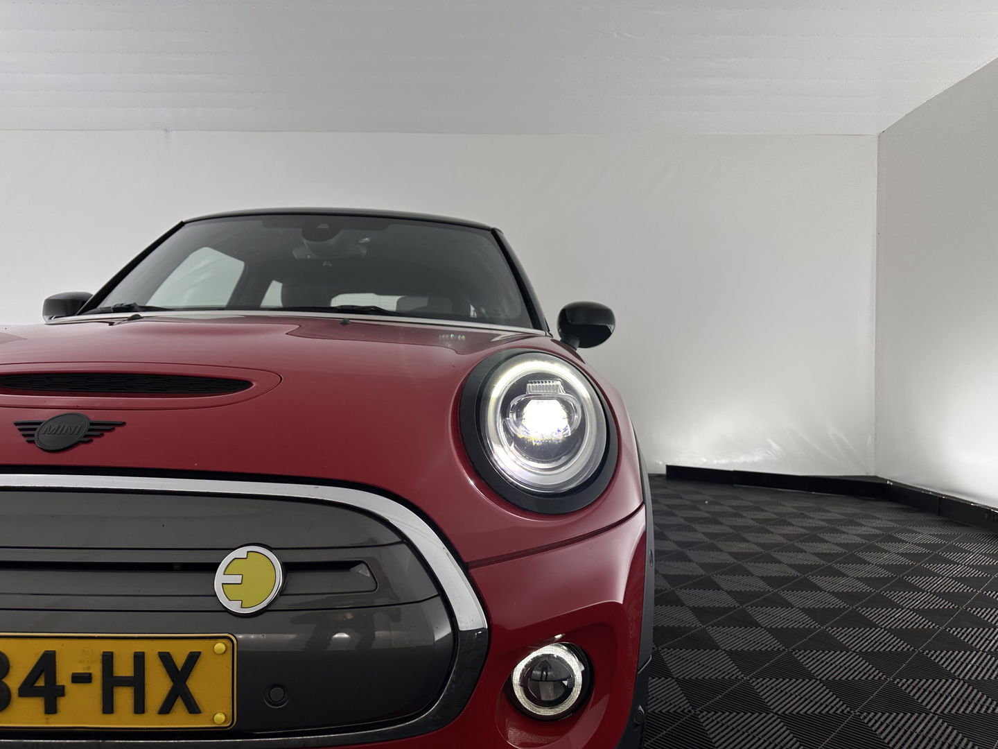 MINI Mini Electric Charged 33 kWh [ 3-Fase ] {SOH-100%} (INCL-BTW) *HEAD-UP | HARMAN/KARDON-AUDIO | LEATHER-ALCANTARA | MATRIX-LED | CAMERA | KEYLESS | NAVI-FULLMAP | DAB+ | ECC | HEATED-SPORT-SEATS | DIGI-COCKPIT | PDC | CRUISE | 17"ALU*